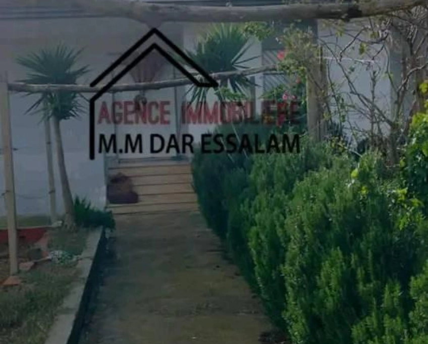Villa avec un grand jardin près de la mer à vendre