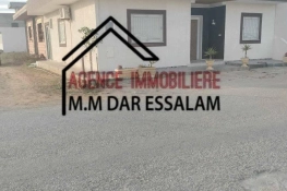 maison indépendante sur la route goudronnée près de la mer