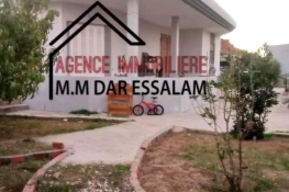 villa avec un grand jardin près de la mer à vendre