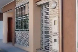 maison moderne avec un garage