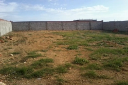 Terrain clôturé dans un lotissement