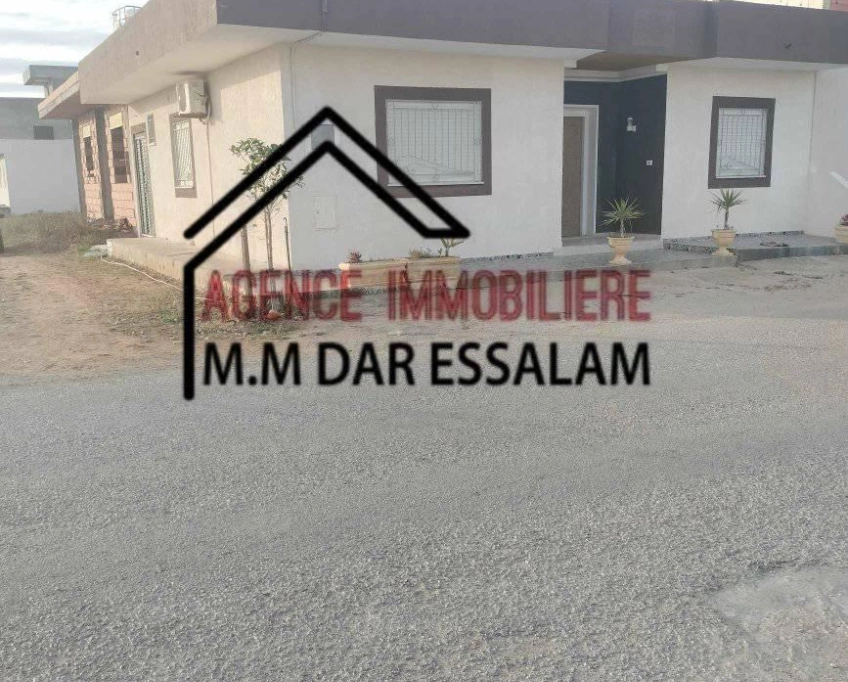 Maison indépendante sur la route goudronnée près de la mer