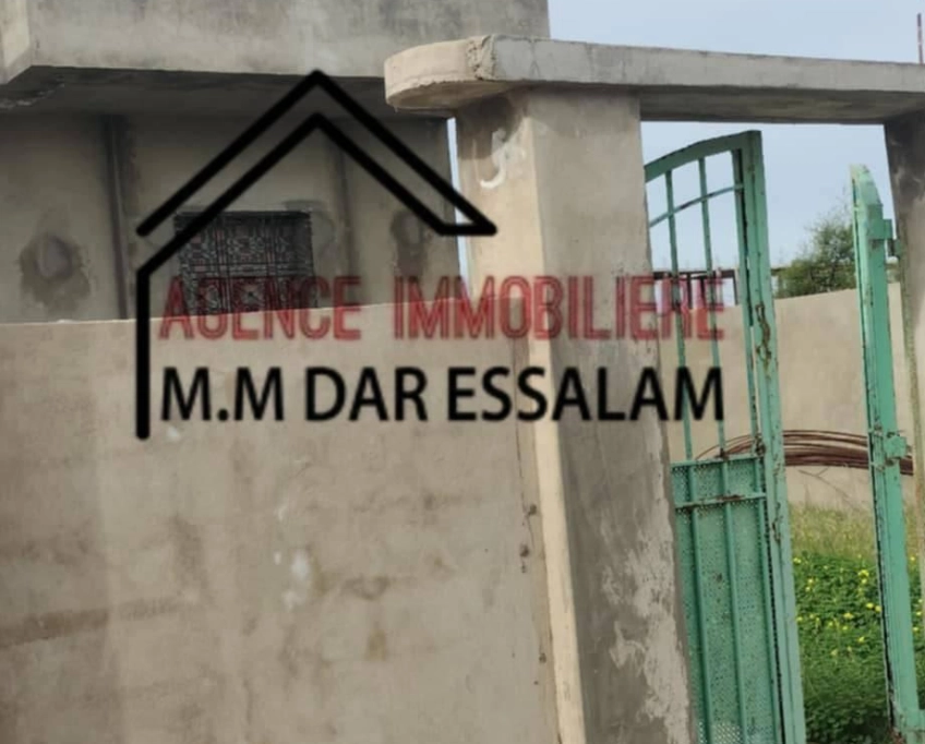 Maison inachevée près de la mer