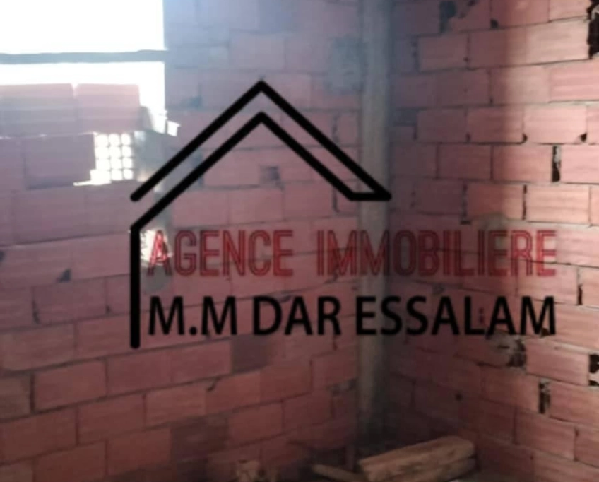 Maison inachevée près de la mer