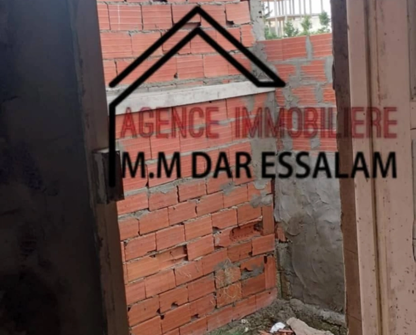 Maison inachevée près de la mer