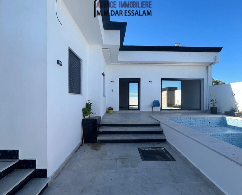 Villa avec piscine près de la mer