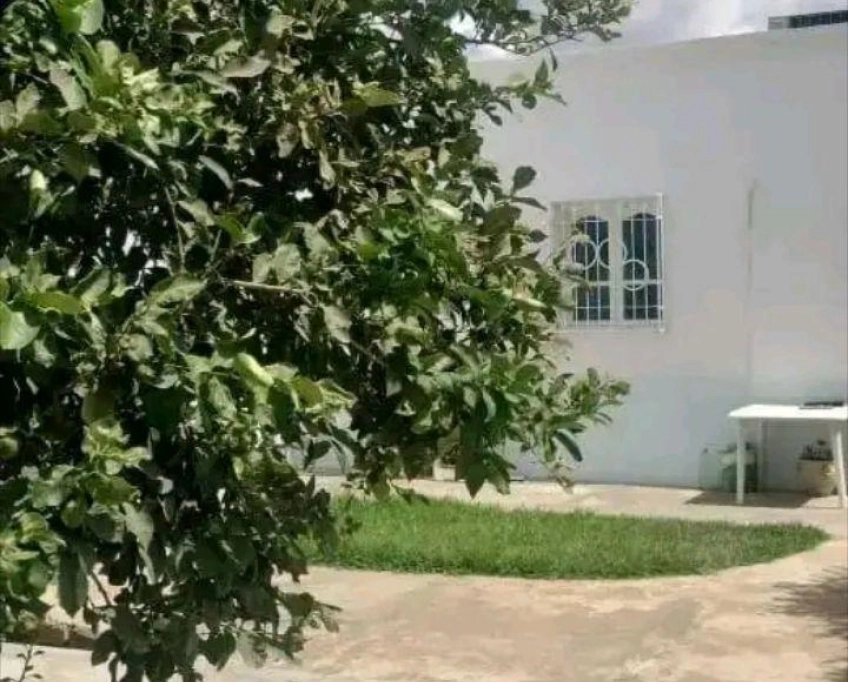Maison avec piscine et un studio à vendre