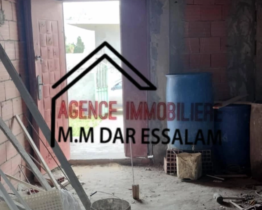 Maison inachevée près de la mer