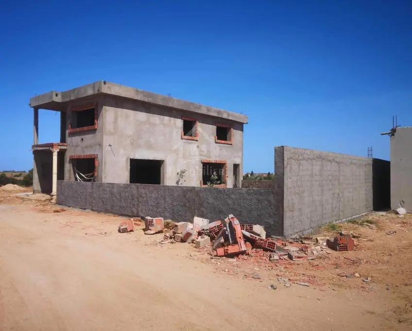 Villa s+4 encours de construction à vendre à korba 51355351