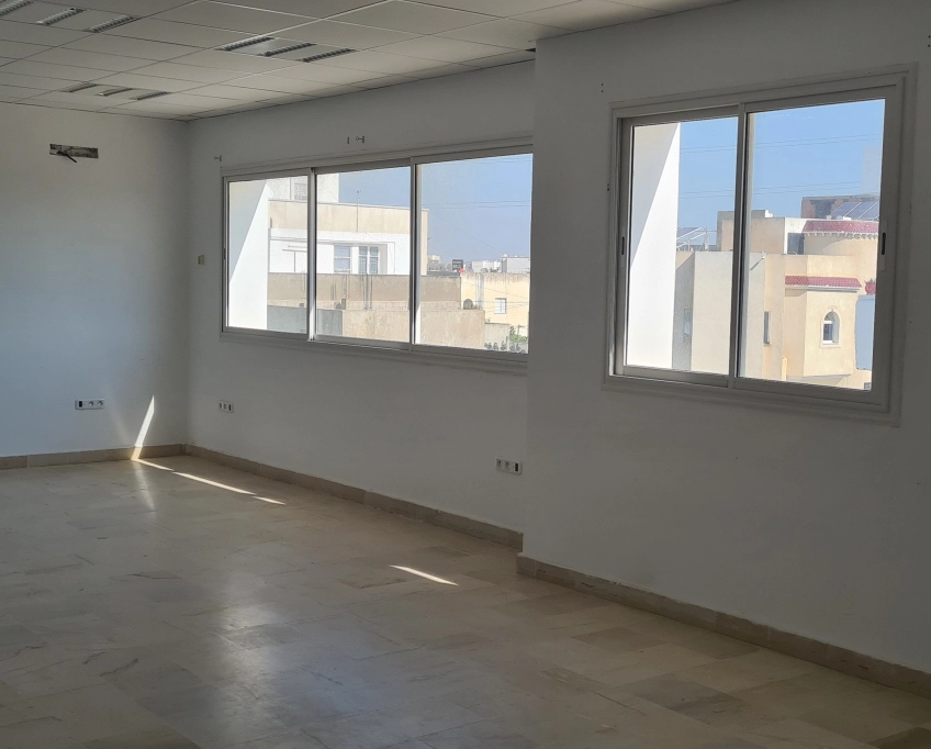 À louer local professionnel tout près pôle technologique el ghazala