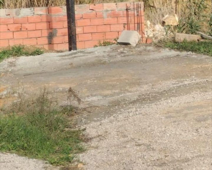 Terrain se trouve sur la route principal