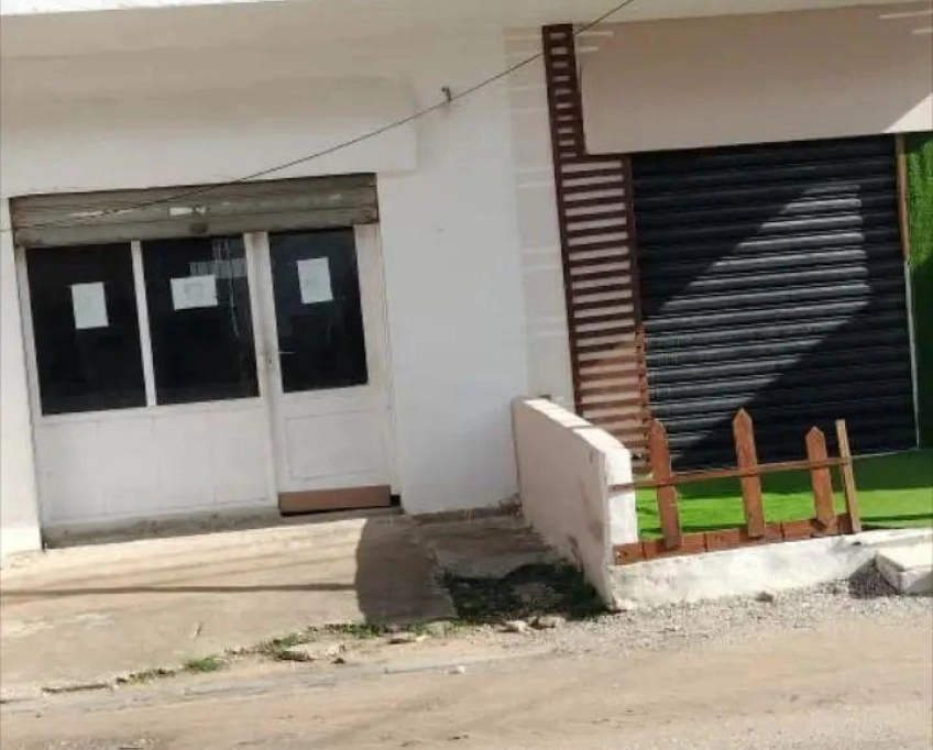 Deux garages près de toutes commodités à vendre