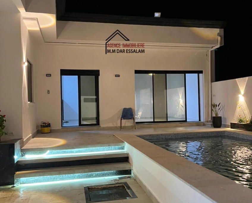 Villa avec piscine près de la mer