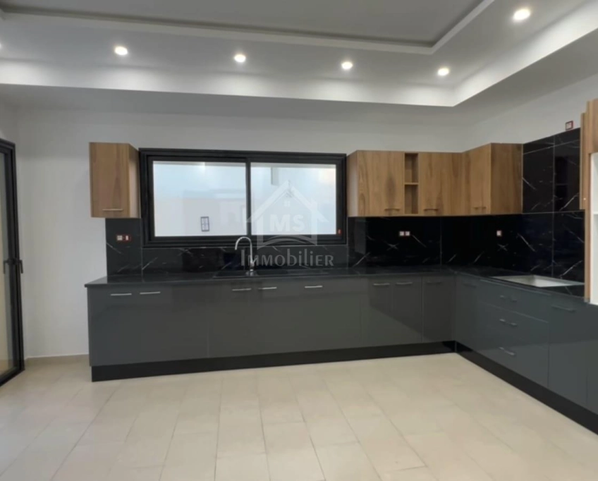 Villa s+4 toute neuve avec piscine à vendre à hammamet sud 51355351