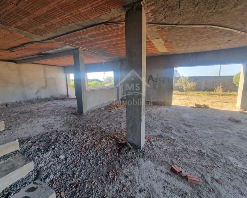 Villa s+4 encours de construction à vendre à korba 51355351