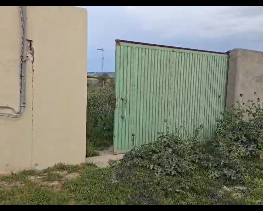 Un terrain de 1000 m2 sur la route principale