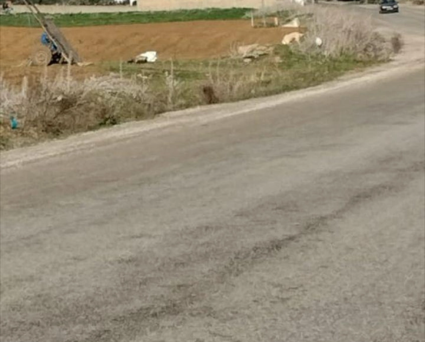 Terrain se trouve sur la route principal