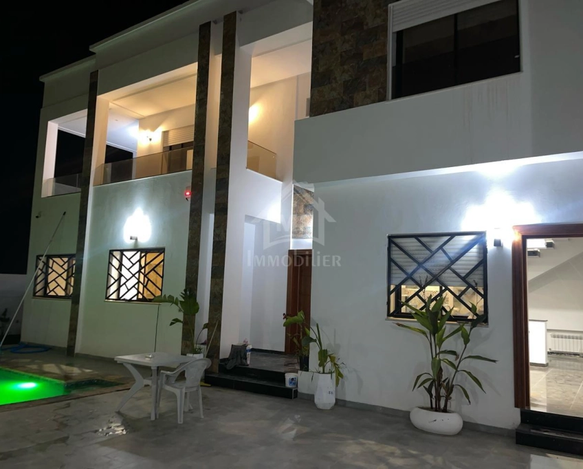 A vendre à manaret hammamet, villa s+5 avec piscine 51355351