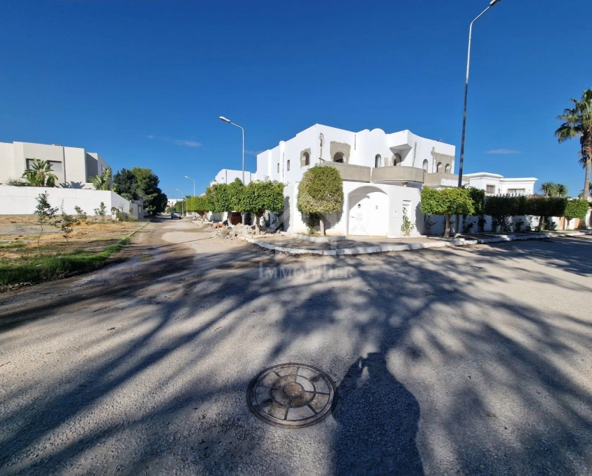 Villa s+4 avec jardin et piscine à vendre à yamine hammamet 51355351