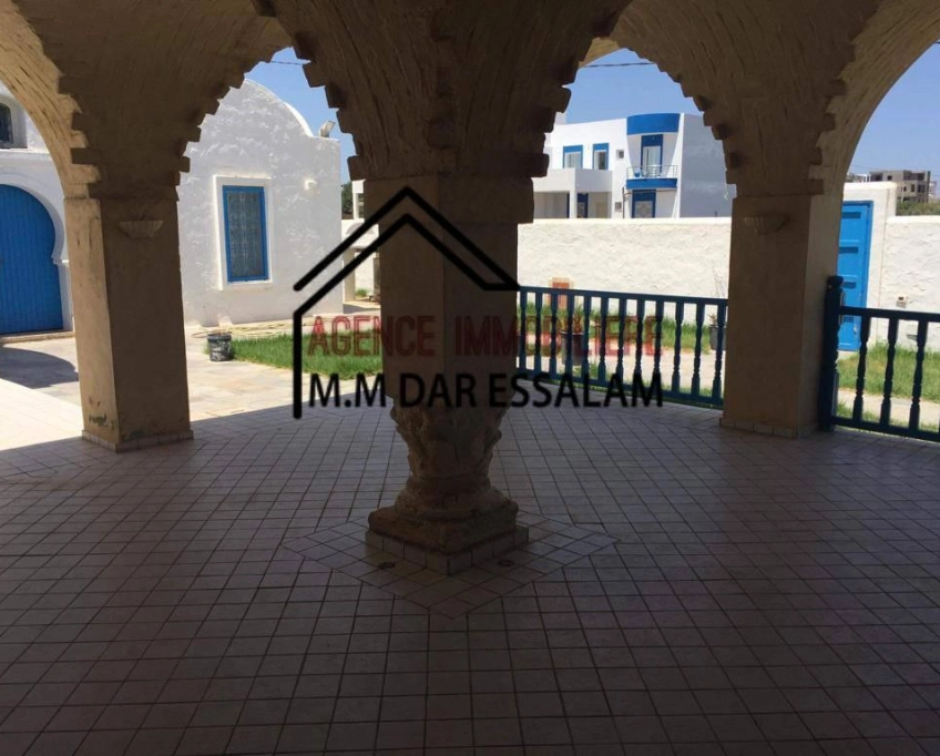 Une grande villa près de la mer à vendre