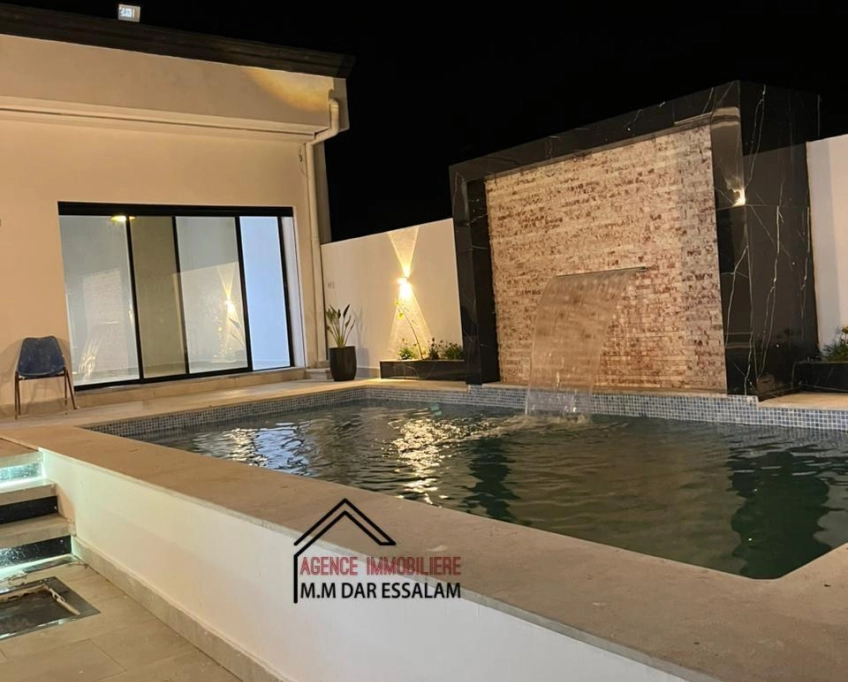 Villa avec piscine près de la mer