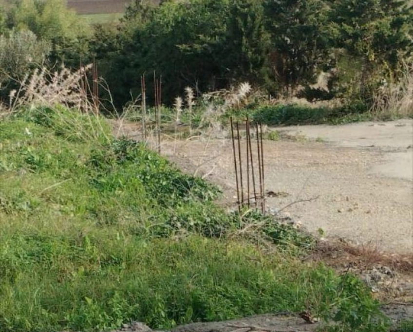 Terrain se trouve sur la route principal