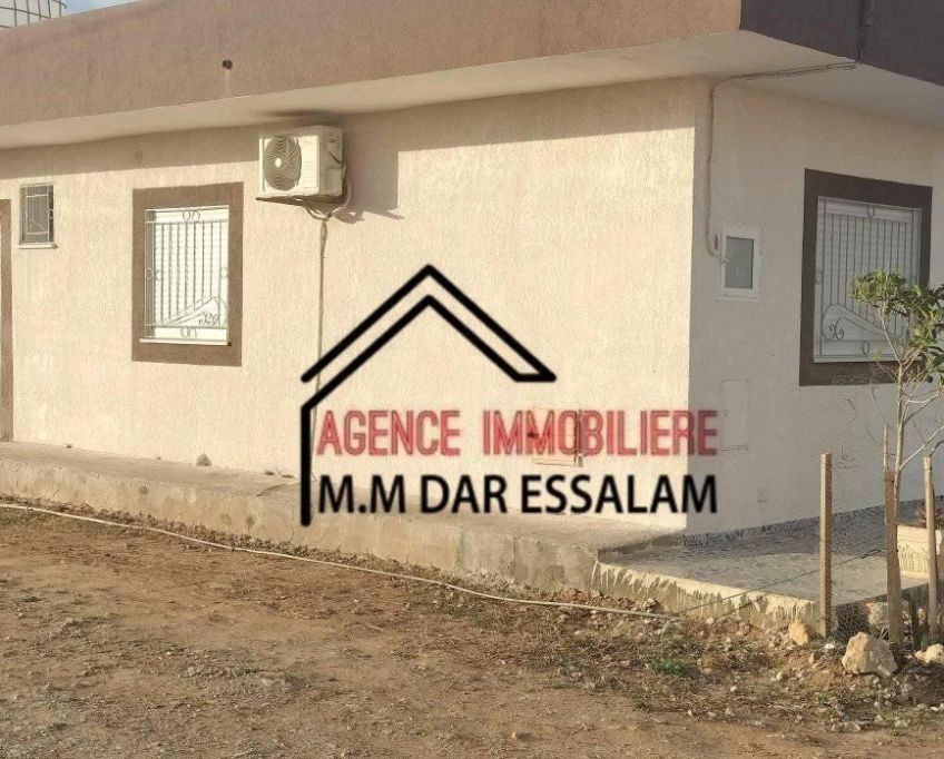 Maison indépendante sur la route goudronnée près de la mer