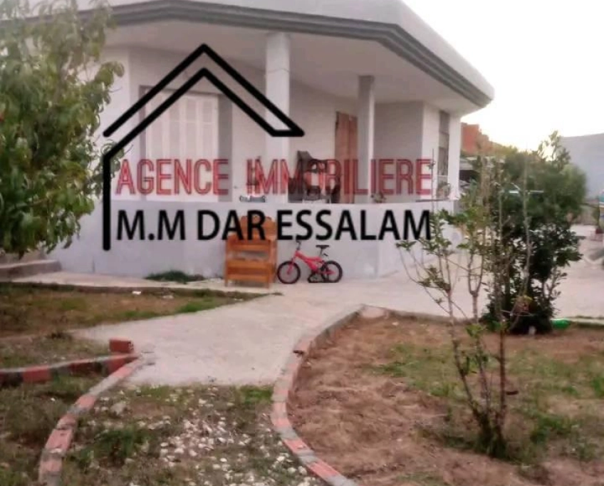 Villa avec un grand jardin près de la mer à vendre