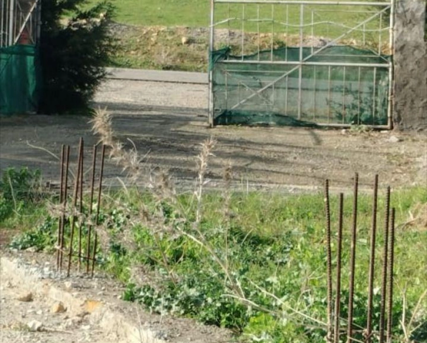 Terrain se trouve sur la route principal