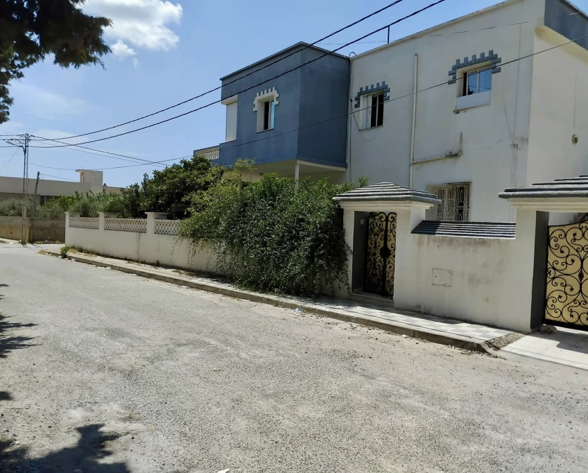 À vendre, villa indépendante idéalement située à cité riadh, kélibia