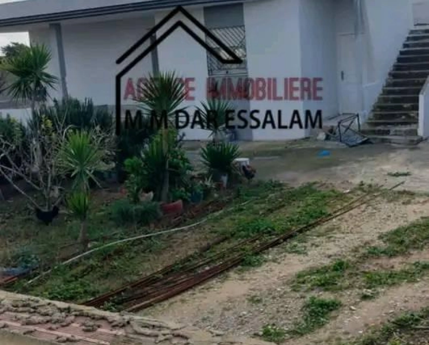 Villa avec un grand jardin près de la mer à vendre