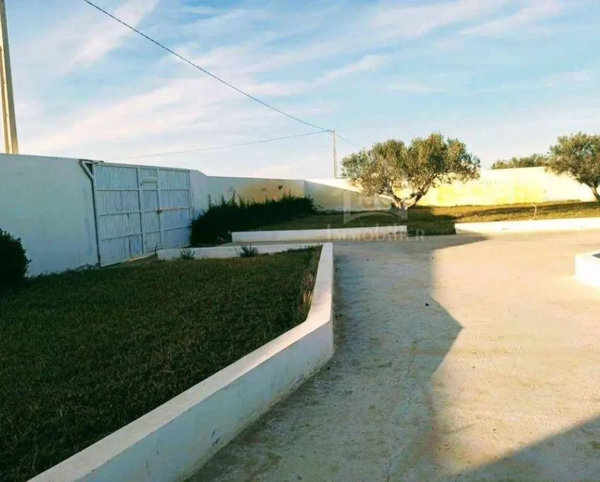 Un terrain de 2100 m² avec 1 studio à hammamet sud à vendre 51355351