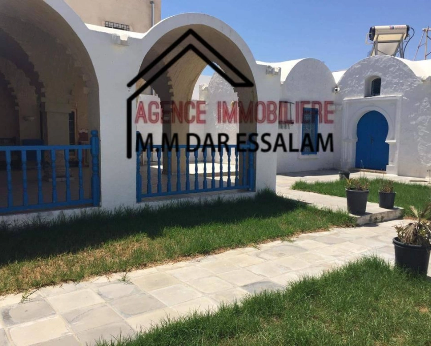 Une grande villa près de la mer à vendre