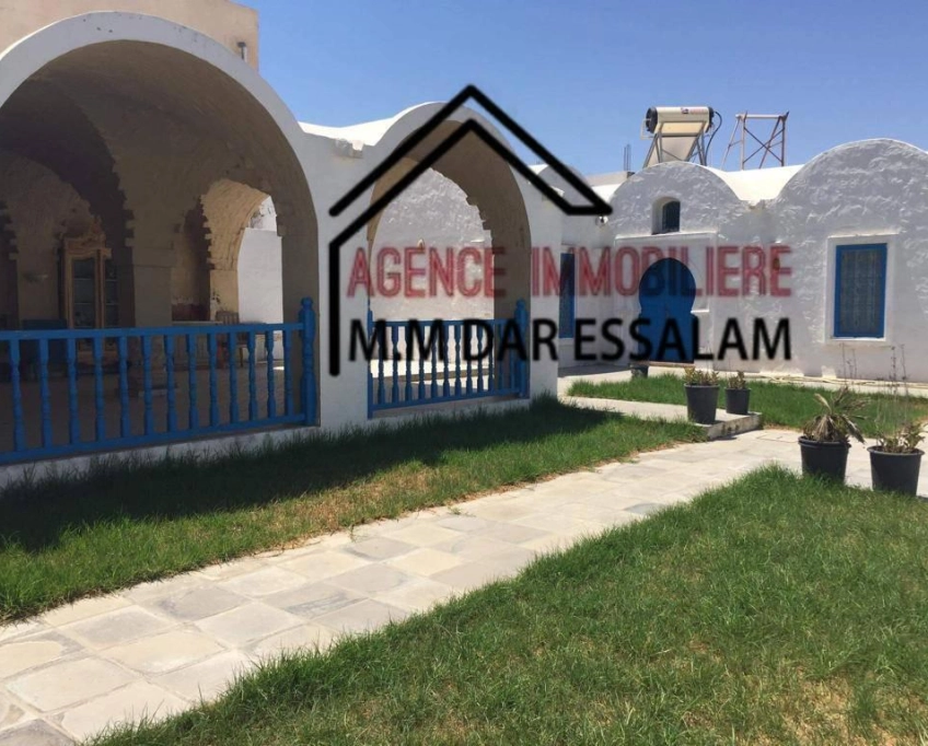 Une grande villa près de la mer à vendre