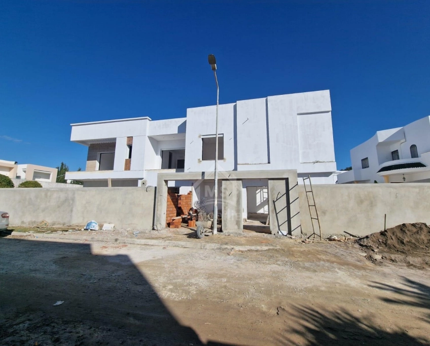 Villa s+4 avec jardin et piscine à vendre à yamine hammamet 51355351
