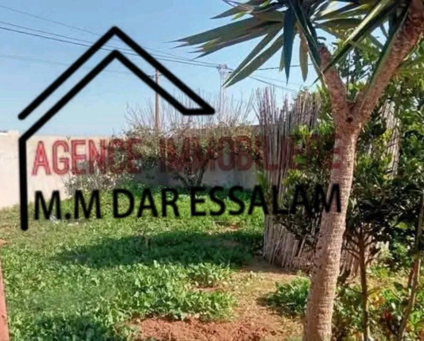 Villa avec un grand jardin près de la mer à vendre