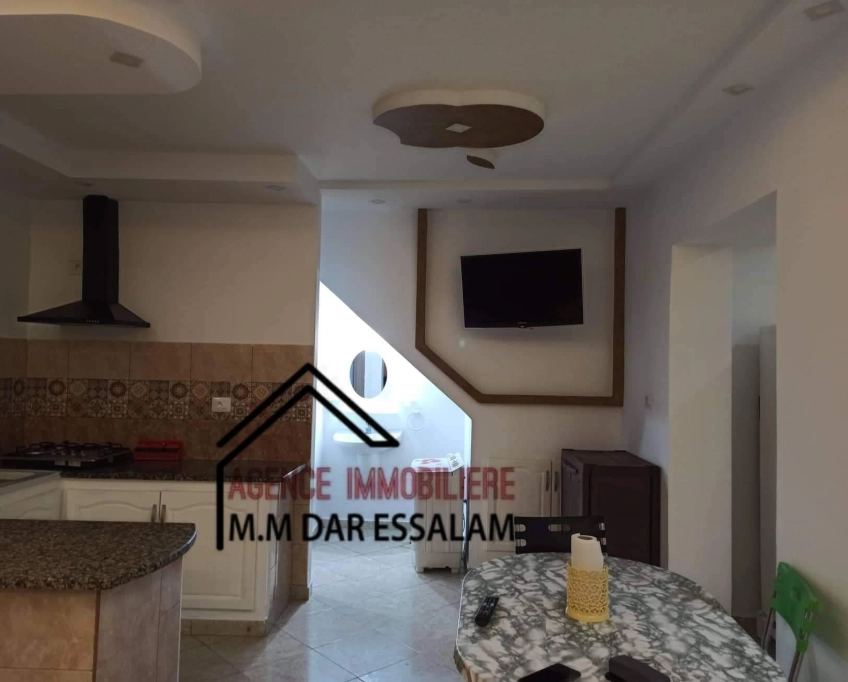 Maison indépendante sur la route goudronnée près de la mer