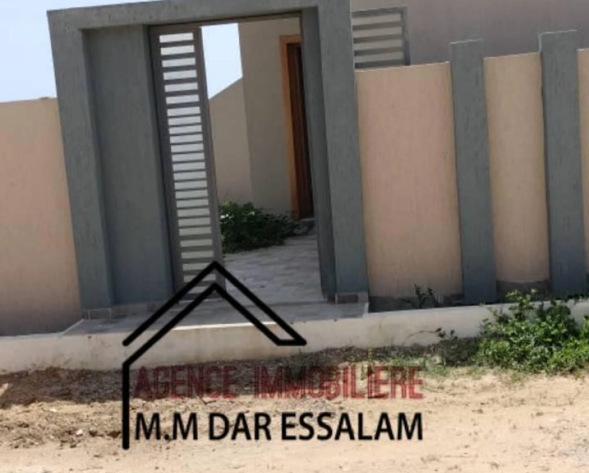 Maison indépendante première main près de la plage sableuse