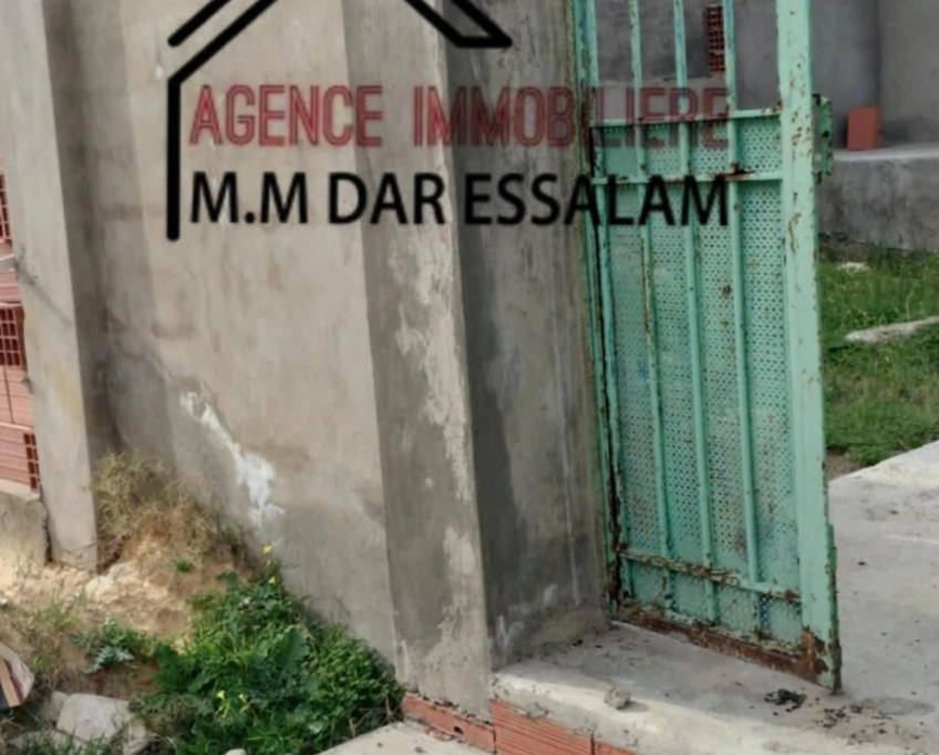 Maison inachevée près de la mer