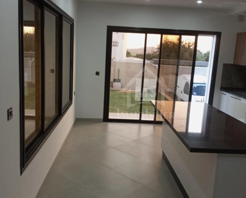 Villa s+5 toute neuve avec piscine à vendre à hammamet sud 51355351