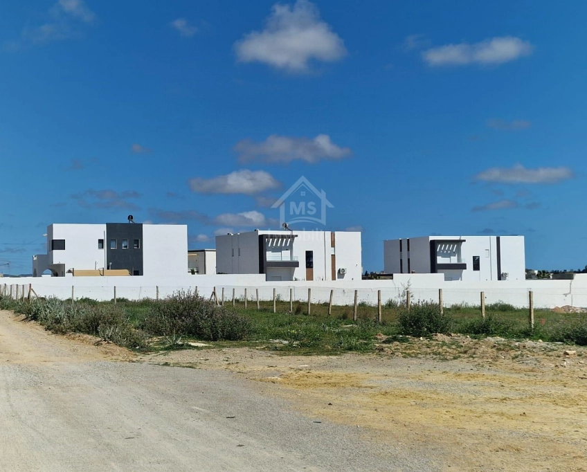 51355351للبيع أرض صبغة سكنية مساحتهتا 387 م² في الحمامات