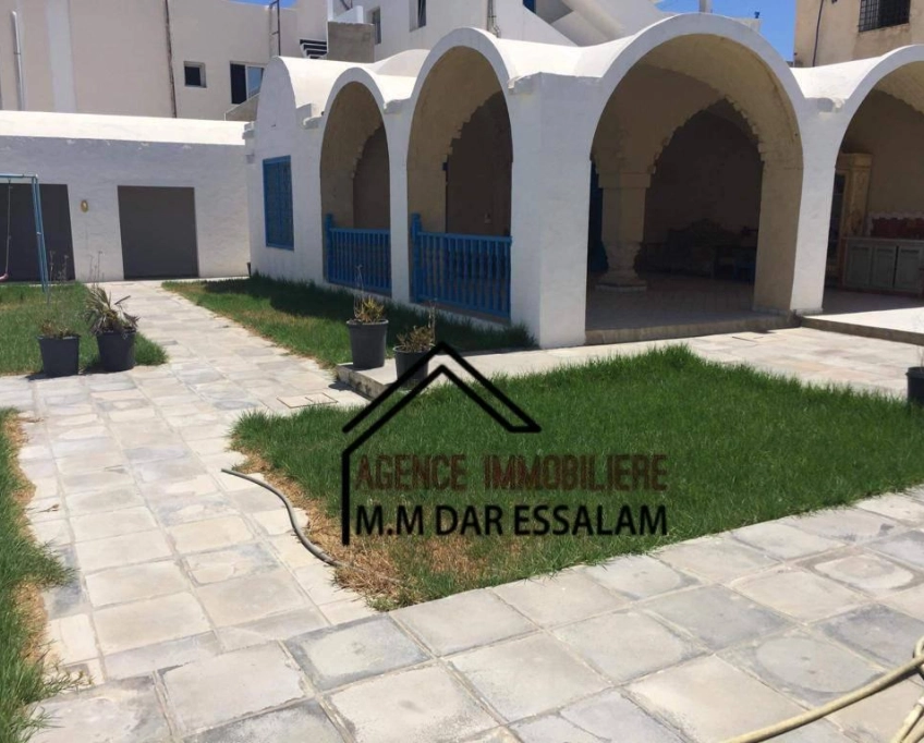 Une grande villa près de la mer à vendre