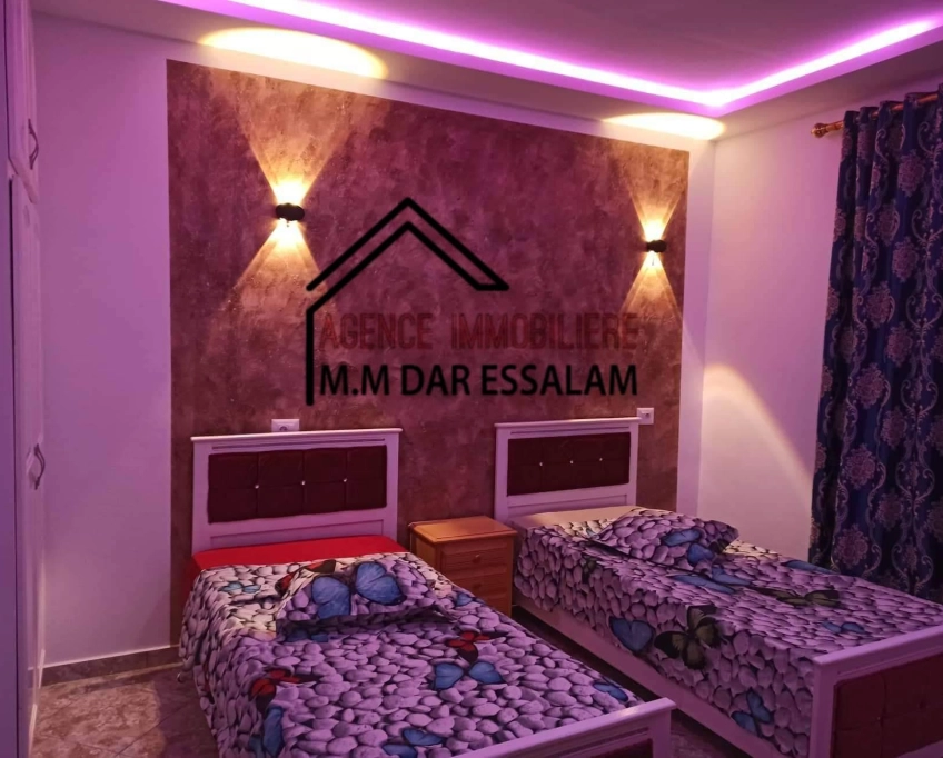 Maison indépendante sur la route goudronnée près de la mer