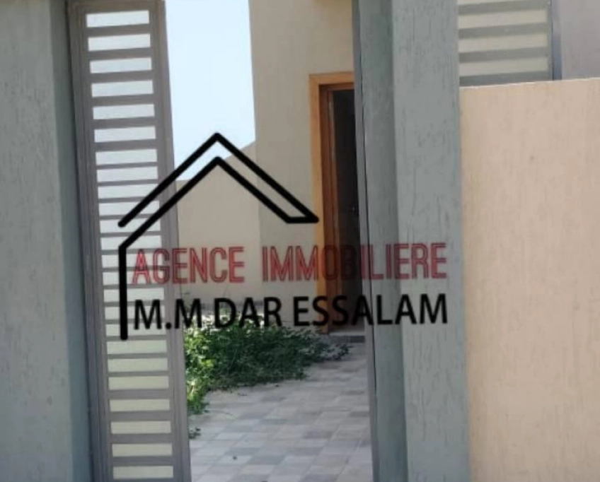 Maison indépendante première main près de la plage sableuse