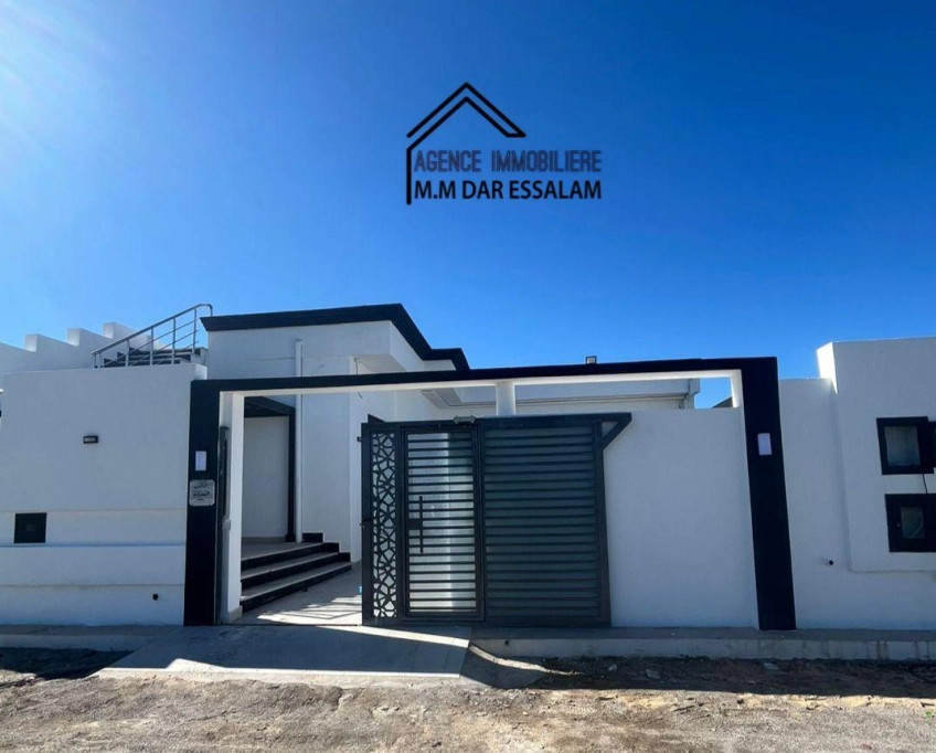 Villa avec piscine près de la mer