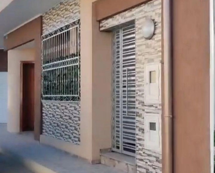 Maison moderne avec un garage