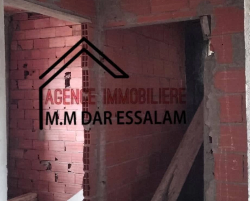 Maison inachevée près de la mer