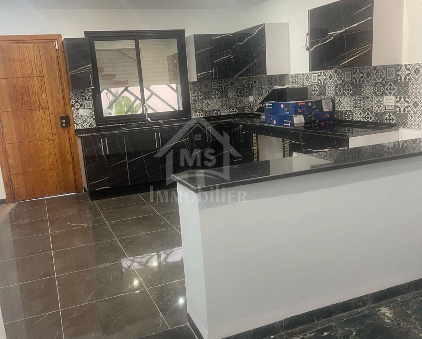 A vendre à manaret hammamet, villa s+5 avec piscine 51355351