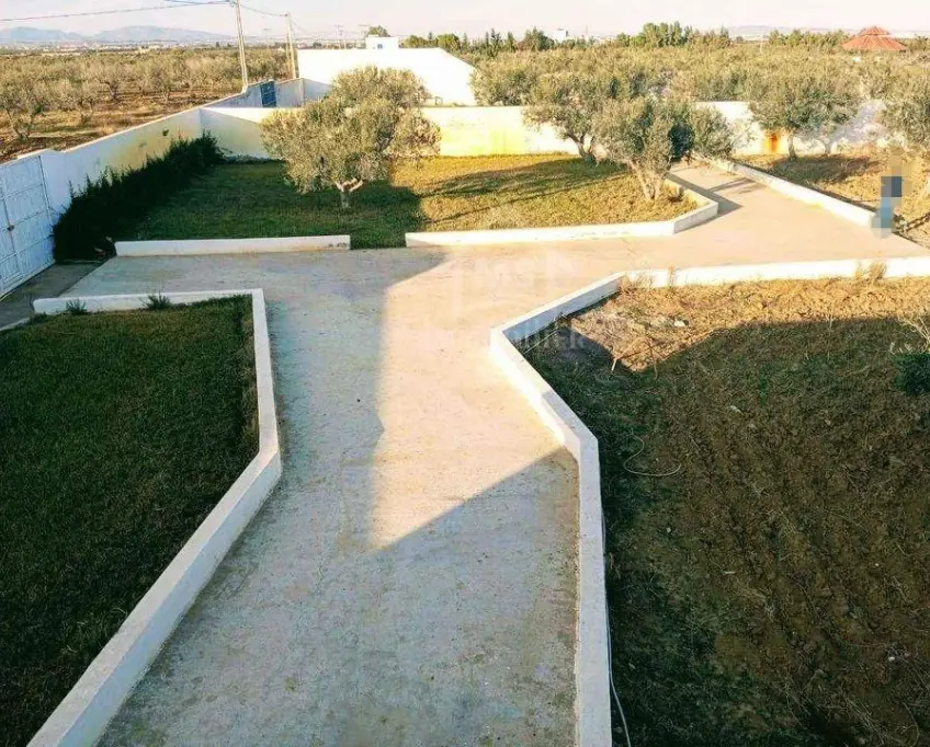 Un terrain de 2100 m² avec 1 studio à hammamet sud à vendre 51355351