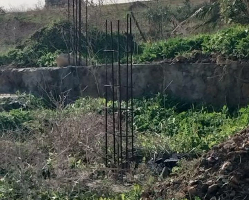 Terrain se trouve sur la route principal